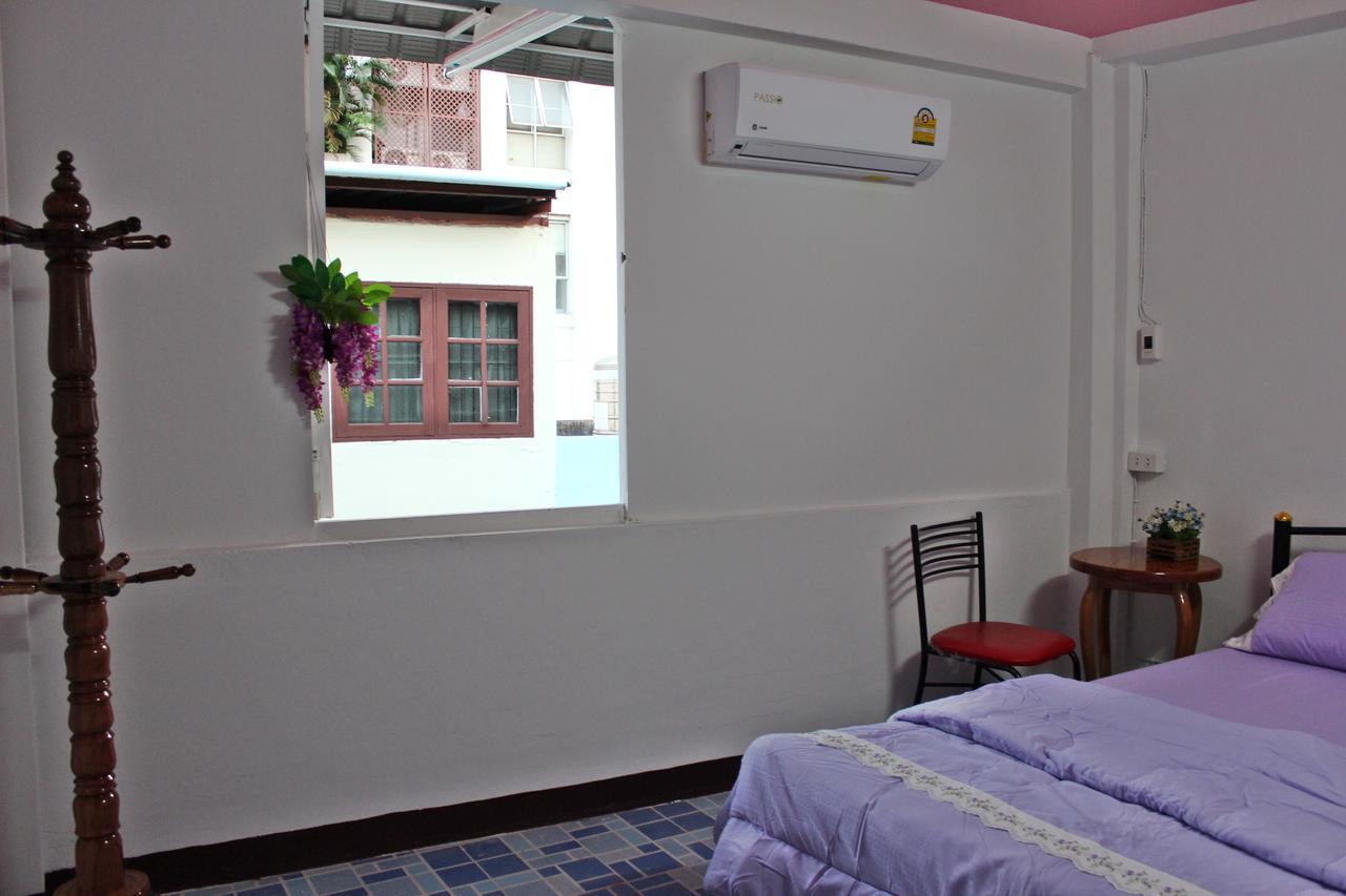 Home Base Hostel (Adults Only) Bangkok Exterior photo