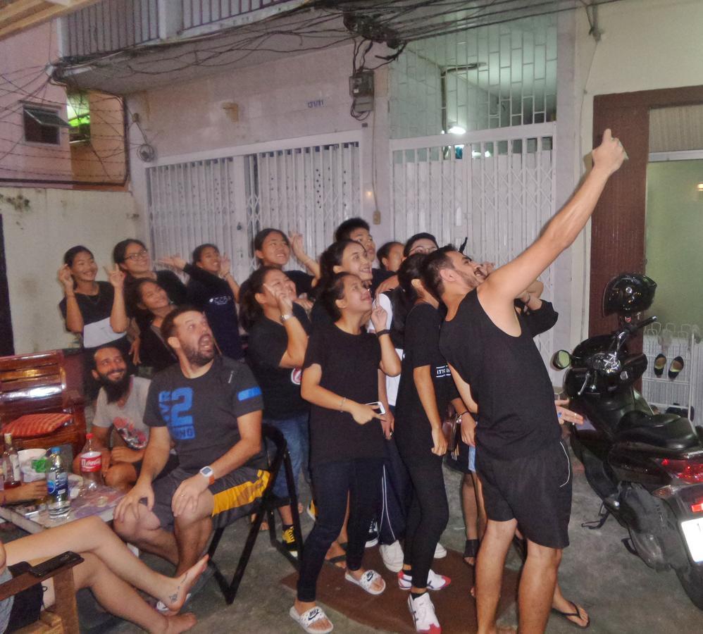 Home Base Hostel (Adults Only) Bangkok Exterior photo